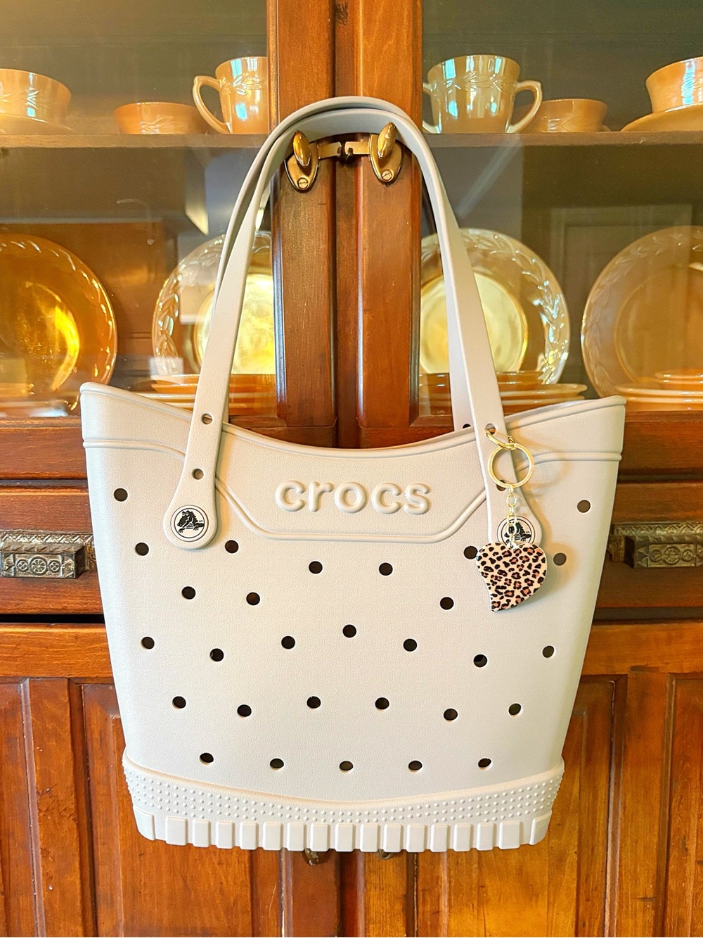 ♥️💖 Crocs Classic Medium Tote Taupe EUC & New Cheetah Heart Keychain Bag Charm